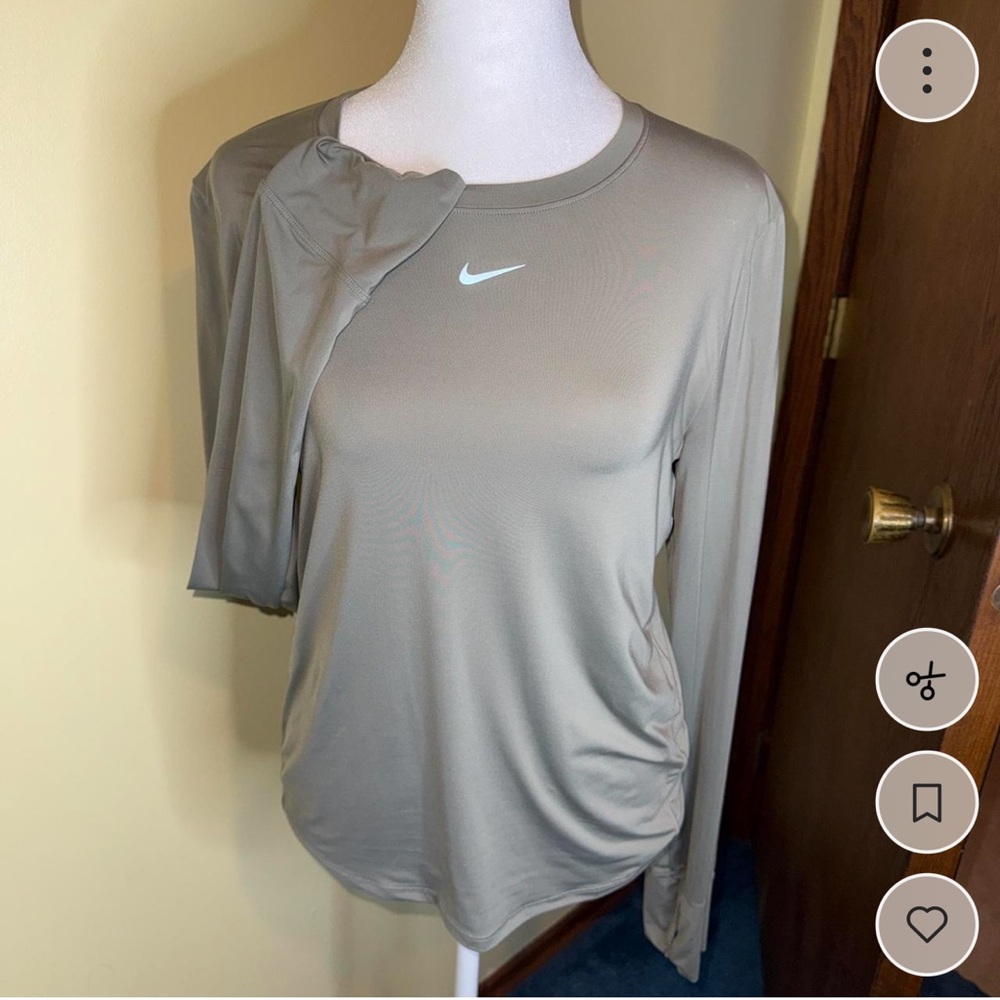 Nike Women’s Long Sleeve Tee in Light Gray/green